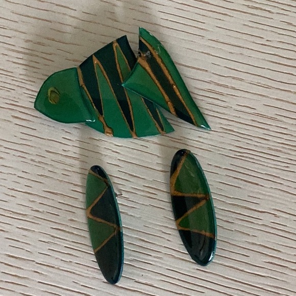 Designer earrings with matching broach, acrylic - Picture 1 of 3